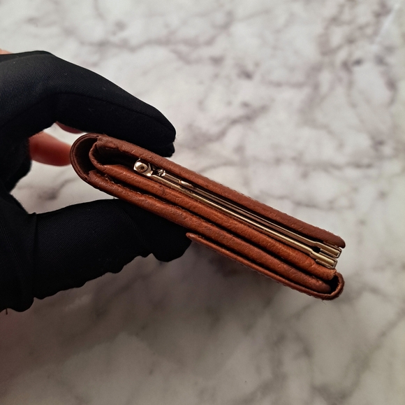 Burberrys wallet with kiss lock coin - Picture 14 of 14